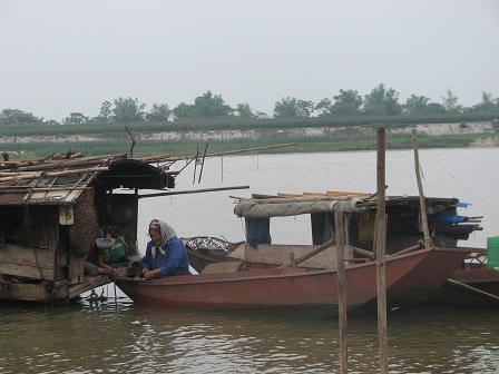 Sống lênh đênh mặt nước, chết chôn bãi nổi lòng sông